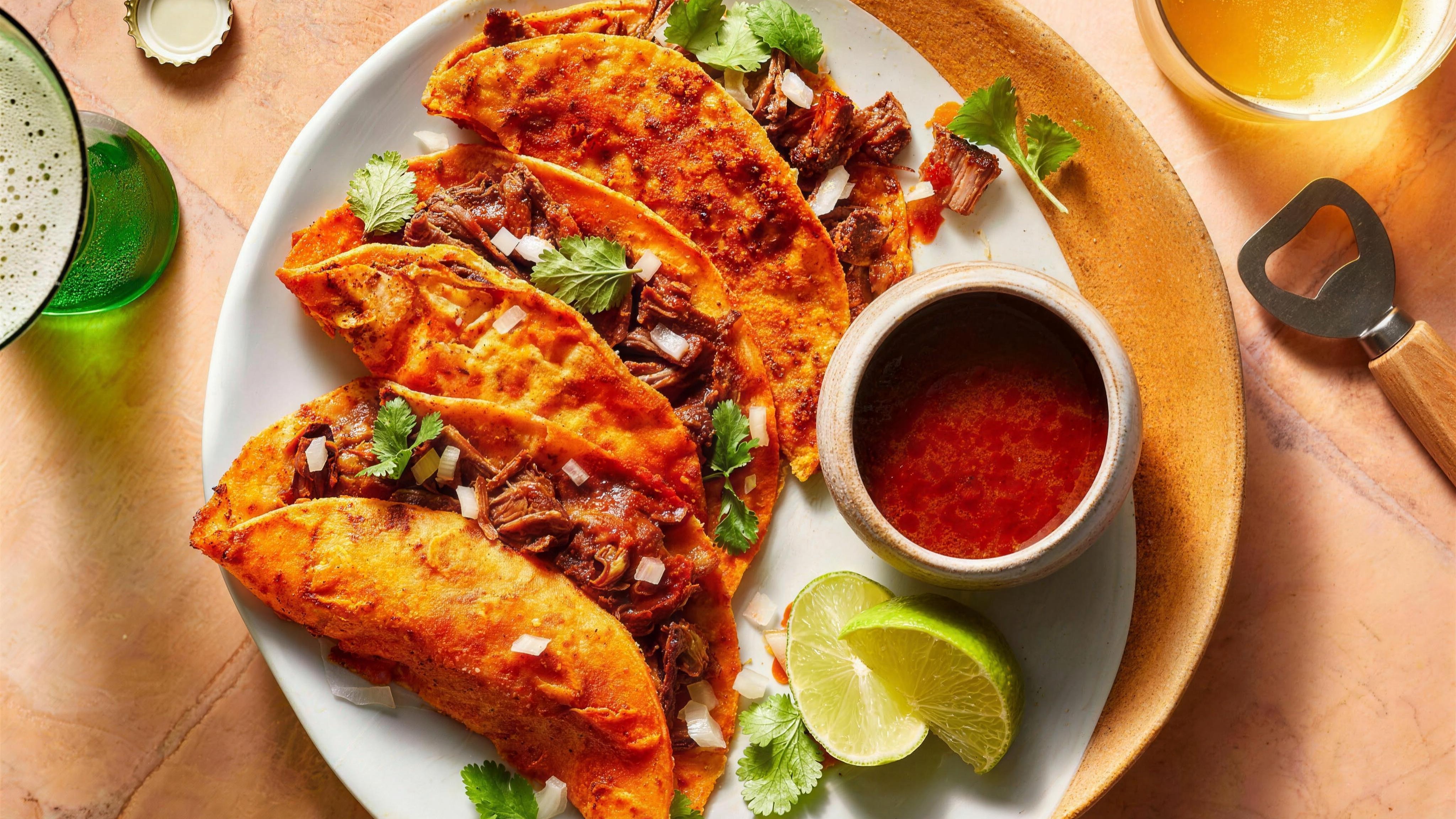 Tacos birria de La Toxica à Montréal servis avec un consommé pour le trempage