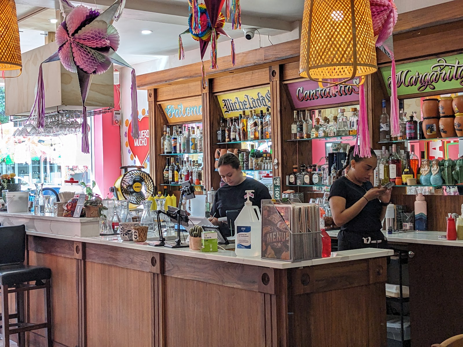 Équipe derrière le bar réel de La Toxica Plaza Saint-Hubert