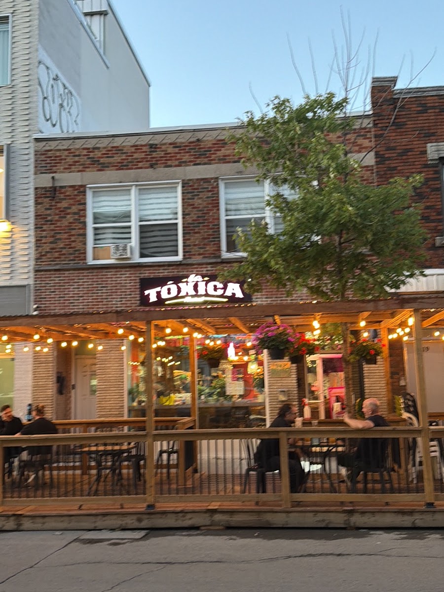 Terrasse réelle de La Toxica Plaza Saint-Hubert au crépuscule