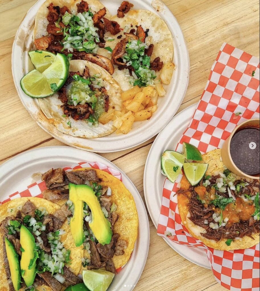 Trois assiettes de tacos de La Toxica : al pastor avec ananas, steak avec avocat et birria avec un petit bol de consommé