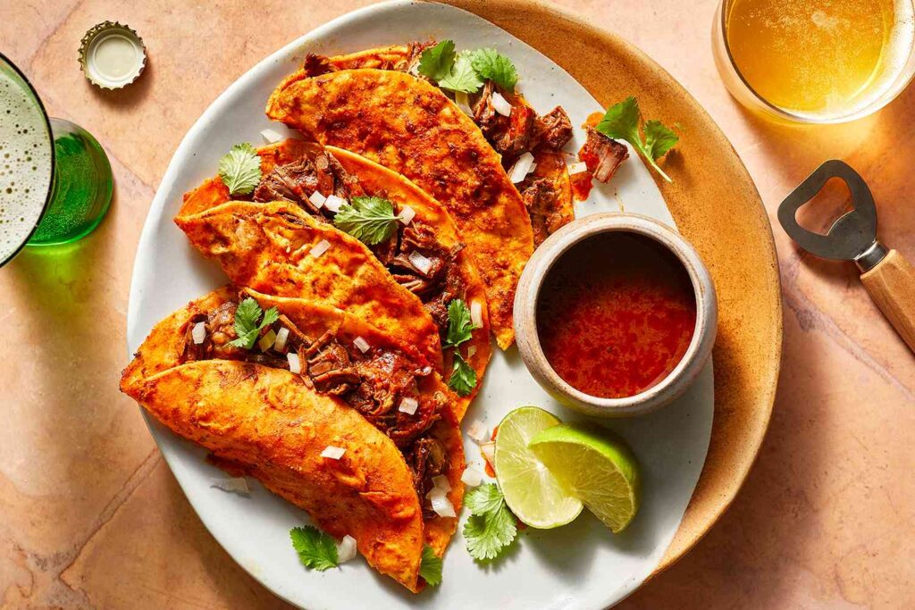 Tacos birria de La Toxica servis avec consommé